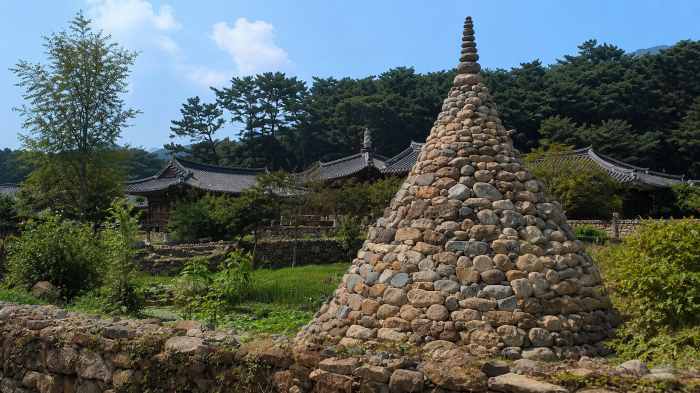경주 남산동 돌탑과 전통 한옥 정원