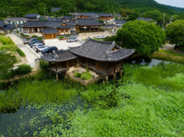 경주 서출지 연못과 이요당, 동남산 마을 전경