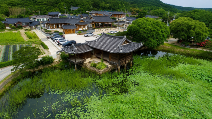 경주 서출지 연못과 이요당, 동남산 마을 전경