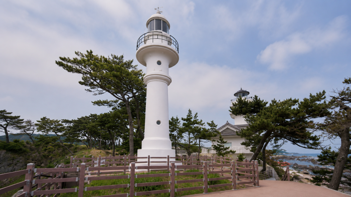경주 감포 송대말등대의 1955년 흰 원형 등대
