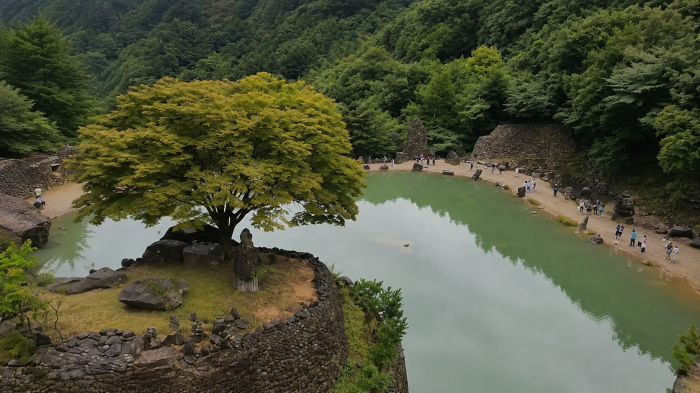 하동 삼성궁 연못과 큰 나무, 돌성벽 전경