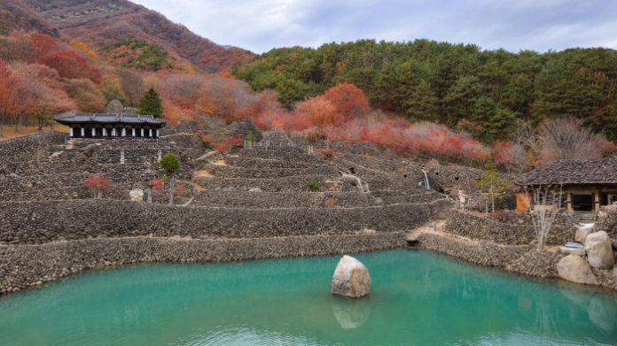 hadong-samsunggung-stone-towers-pond-01 하동 삼성궁 돌성벽과 연못, 가을 지리산 풍경