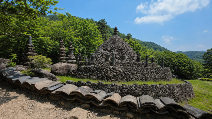 하동 삼성궁 원력 솟대와 돌탑 군락