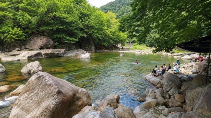 하동 세이암계곡 숲과 바위 사이 맑은 물놀이 구간