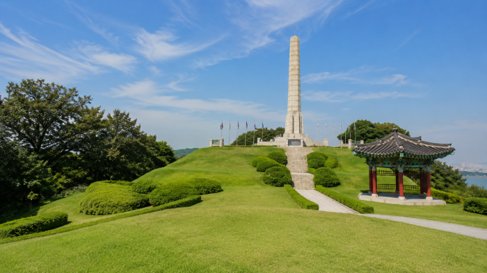 행주산성 정상의 행주대첩비와 잔디 언덕