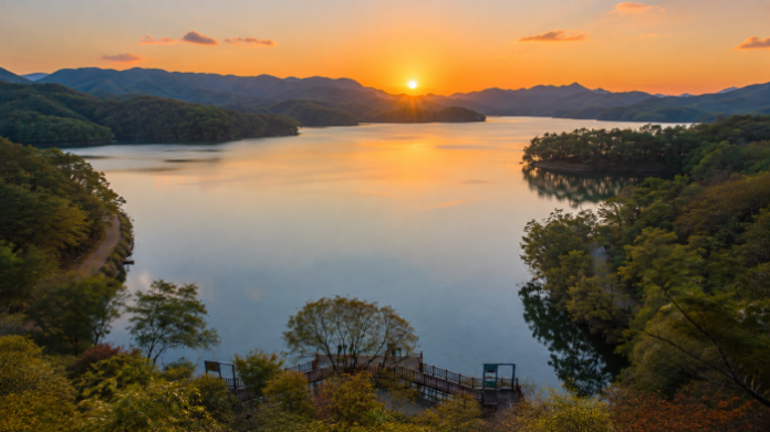 hoengseong-lake-trail-sunset-panorama-01 횡성호수길 전망 지점에서 바라본 횡성호 일몰과 산 능선