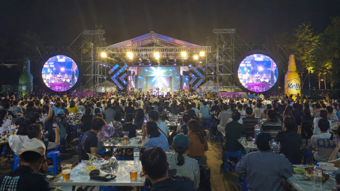 홍천강 별빛음악 맥주축제 야간 공연과 테이블 관람객