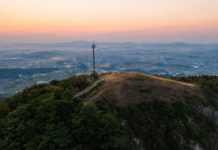홍성 백월산 정상 가는 길, 차량으로 오르는 해발 394.3m 노을 전망대 홍성 백월산 정상 능선과 홍성읍을 내려다보는 해 질 녘 풍경