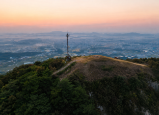 홍성 백월산 정상 가는 길, 차량으로 오르는 해발 394.3m 노을 전망대 홍성 백월산 정상 능선과 홍성읍을 내려다보는 해 질 녘 풍경