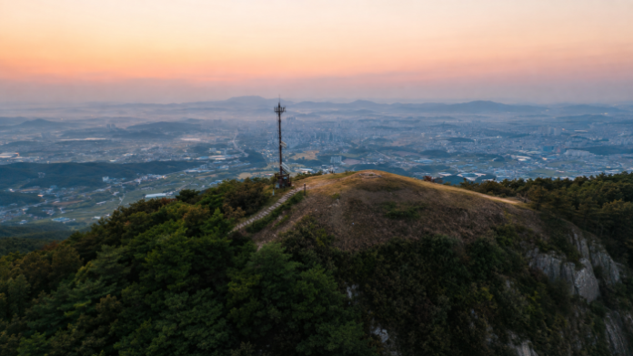 hongseong-baekwolsan-summit-sunset-view-01 홍성 백월산 정상 능선과 홍성읍을 내려다보는 해 질 녘 풍경