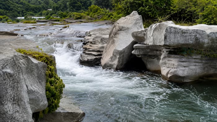 화천 곡운구곡 화강암 사이로 빠르게 흐르는 계곡물