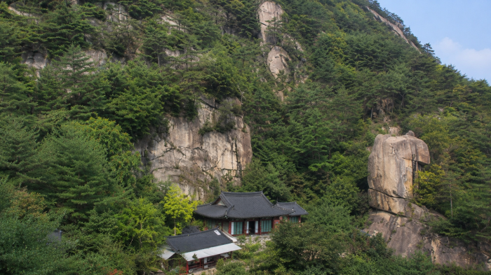단양 황정산 기암절벽 아래 자리한 산사와 울창한 숲
