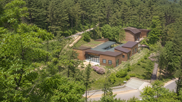 울창한 숲에 자리한 화순 만연산 치유의 숲 센터