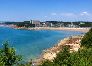 을왕리해수욕장, 700m 백사장이 붉게 물든다…영종도 서해 낙조 명소 인천 영종도 을왕리해수욕장 700m 백사장과 푸른 바다 전경