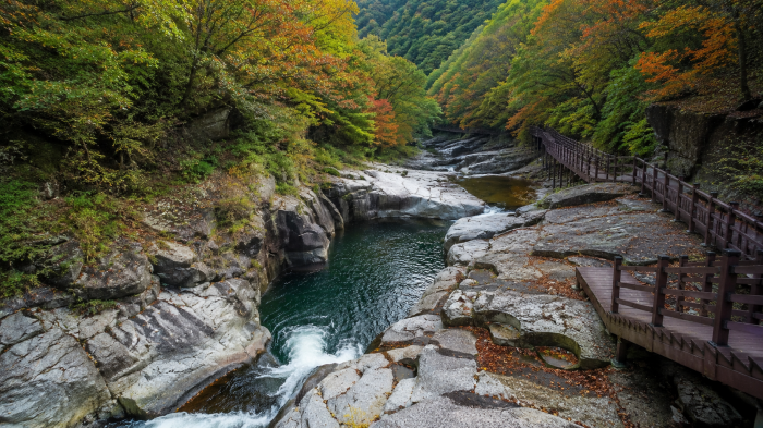 장수 덕산계곡 암반과 용소 옆을 지나는 목재 데크길