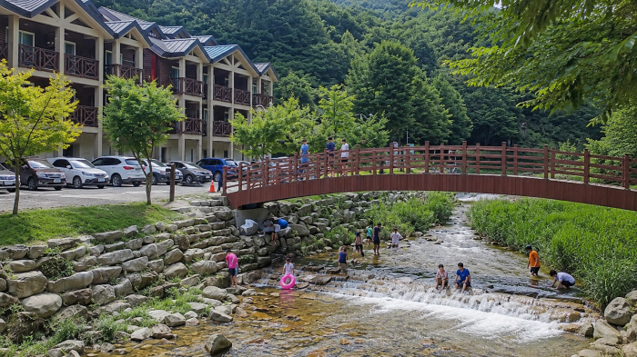 장수 덕산계곡 암반 사이에 형성된 깊은 용소