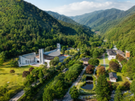 산으로 둘러싸인 제천 배론성지와 성당, 정원 전경