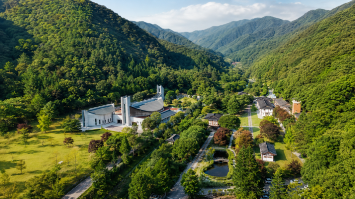 jecheon-baeron-holy-ground-aerial 산으로 둘러싸인 제천 배론성지와 성당, 정원 전경