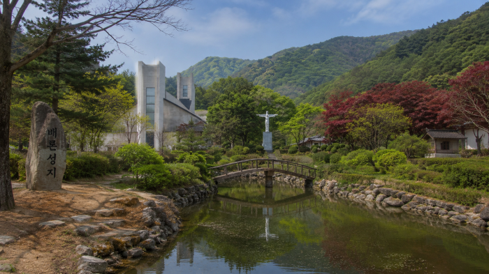 제천 배론성지 연못과 다리, 십자가상이 어우러진 정원