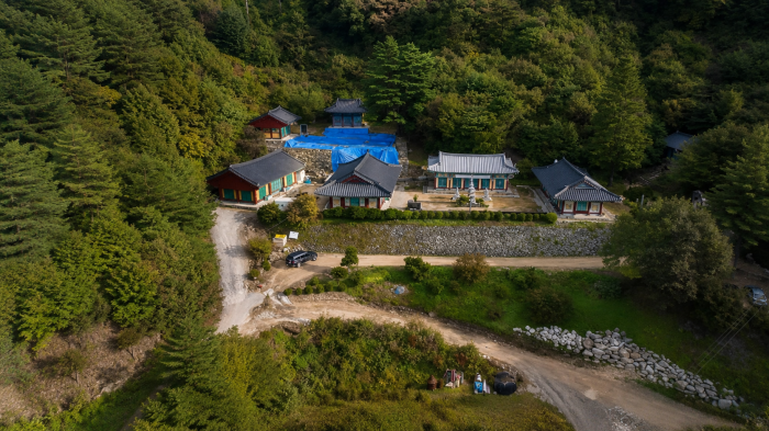 제천 감악산 숲속에 자리한 백련사 전경