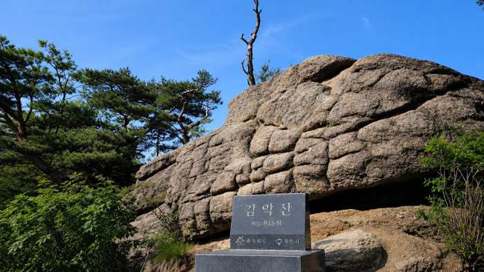 제천 감악산 정상석 뒤로 솟은 화강암 기암괴석