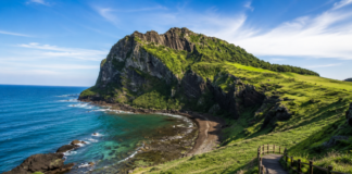 제주 성산일출봉 화산절벽과 푸른 바다