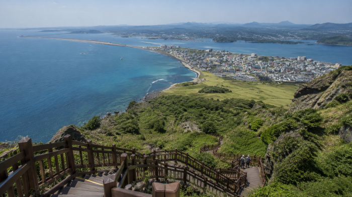 성산일출봉 무료 탐방구간에서 내려다본 바다