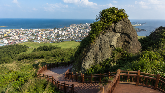 성산일출봉 화산암과 해안 목재 탐방로