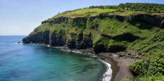 제주 우도 검멀레해변과 우도봉 해식절벽 전경