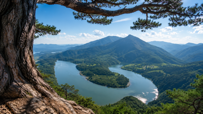 정선 백운산에서 바라본 동강 굽이와 산세