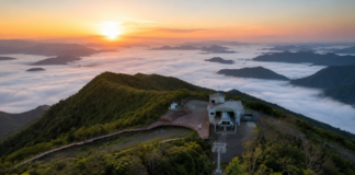 운해가 산줄기를 뒤덮은 정선 가리왕산 케이블카 상부역 전경