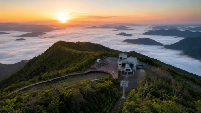 jeongseon-gariwangsan-cable-car-cloud-sea 운해가 산줄기를 뒤덮은 정선 가리왕산 케이블카 상부역 전경