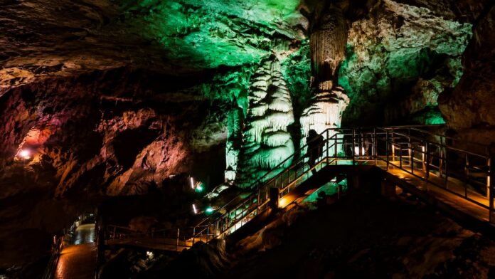 jeongseon-hwaam-cave-natural-chamber 거대한 석회동굴과 탐방로가 어우러진 정선 화암동굴 내부