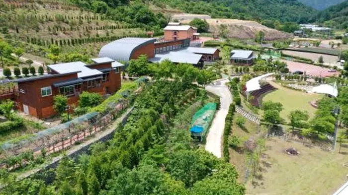 숲과 정원 사이에 숙박동과 치유시설이 배치된 국립진안고원산림치유원