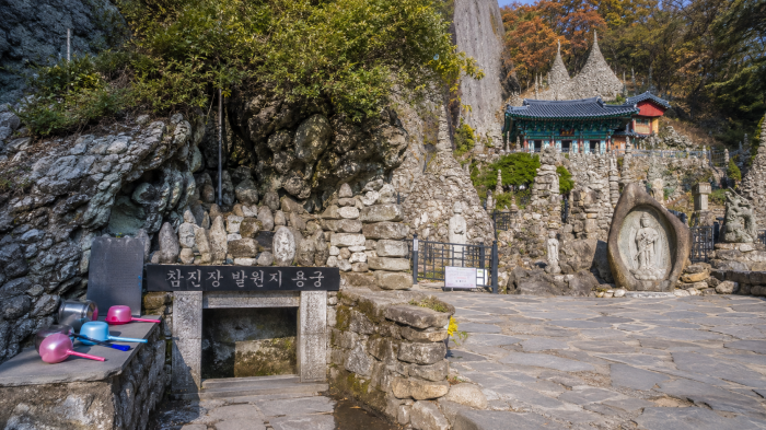 마이산 탑사 돌담 아래 작은 샘터