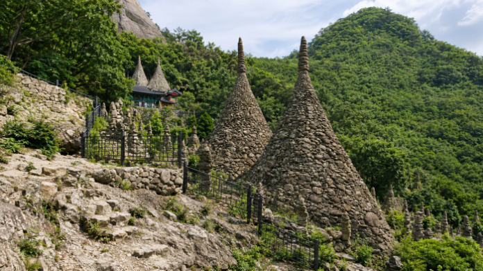 jinan-maisan-tapsa-stone-pagodas 진안 마이산 탑사 원추형 돌탑과 암마이봉 숲