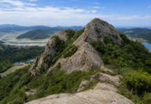진도 동석산의 거대한 암릉과 다도해·간척지가 함께 펼쳐진 전경