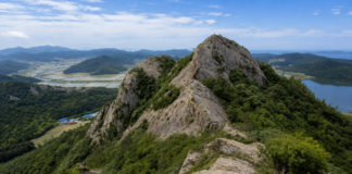 진도 동석산 219m, 정상 1.1km가 쉽지 않다…칼바위 암릉과 세방낙조 종주 진도 동석산의 거대한 암릉과 다도해·간척지가 함께 펼쳐진 전경