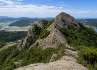 진도 동석산의 거대한 암릉과 다도해·간척지가 함께 펼쳐진 전경