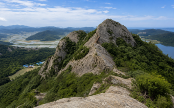 진도 동석산의 거대한 암릉과 다도해·간척지가 함께 펼쳐진 전경