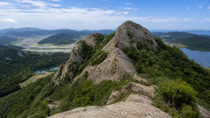 jindo-dongseoksan-ridge-panorama 진도 동석산의 거대한 암릉과 다도해·간척지가 함께 펼쳐진 전경