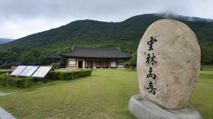 진도 운림산방 연못 가운데 배롱나무와 한옥