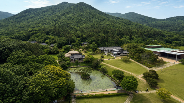 진도 운림산방 한옥과 연못 야간 풍경