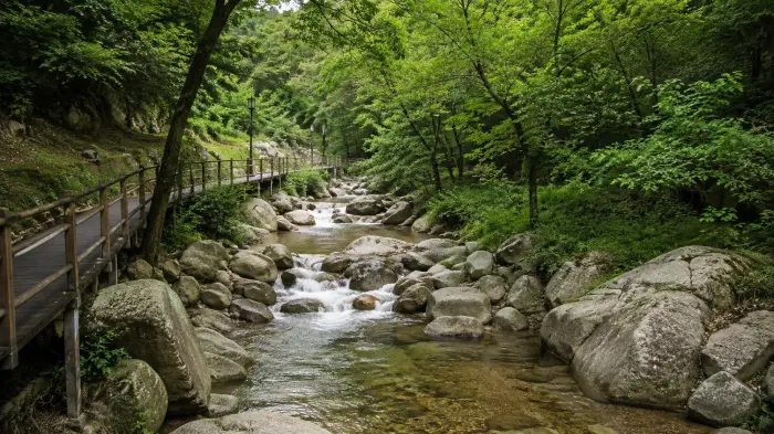 진관사계곡 바위 물길과 숲속 산책로
