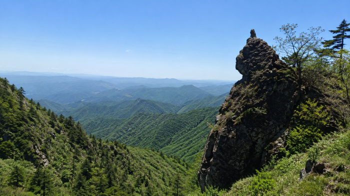 지리산 능선과 암봉에서 바라본 산악 풍경