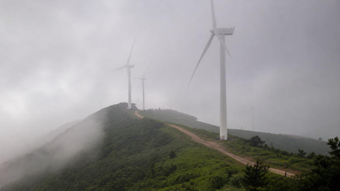 안개에 잠긴 태백 매봉산 바람의 언덕 풍력발전단지