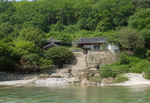 밀양 반계정 현판과 여름 배롱나무꽃