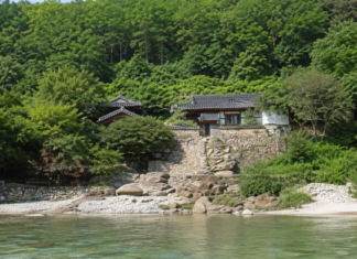 밀양 반계정 현판과 여름 배롱나무꽃