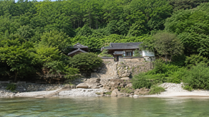 밀양 반계정 현판과 여름 배롱나무꽃