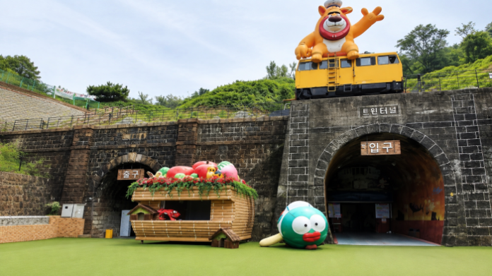 miryang-twin-tunnel-railway-entrance 밀양 트윈터널 입구와 옛 철도 터널, 노란 열차 조형물